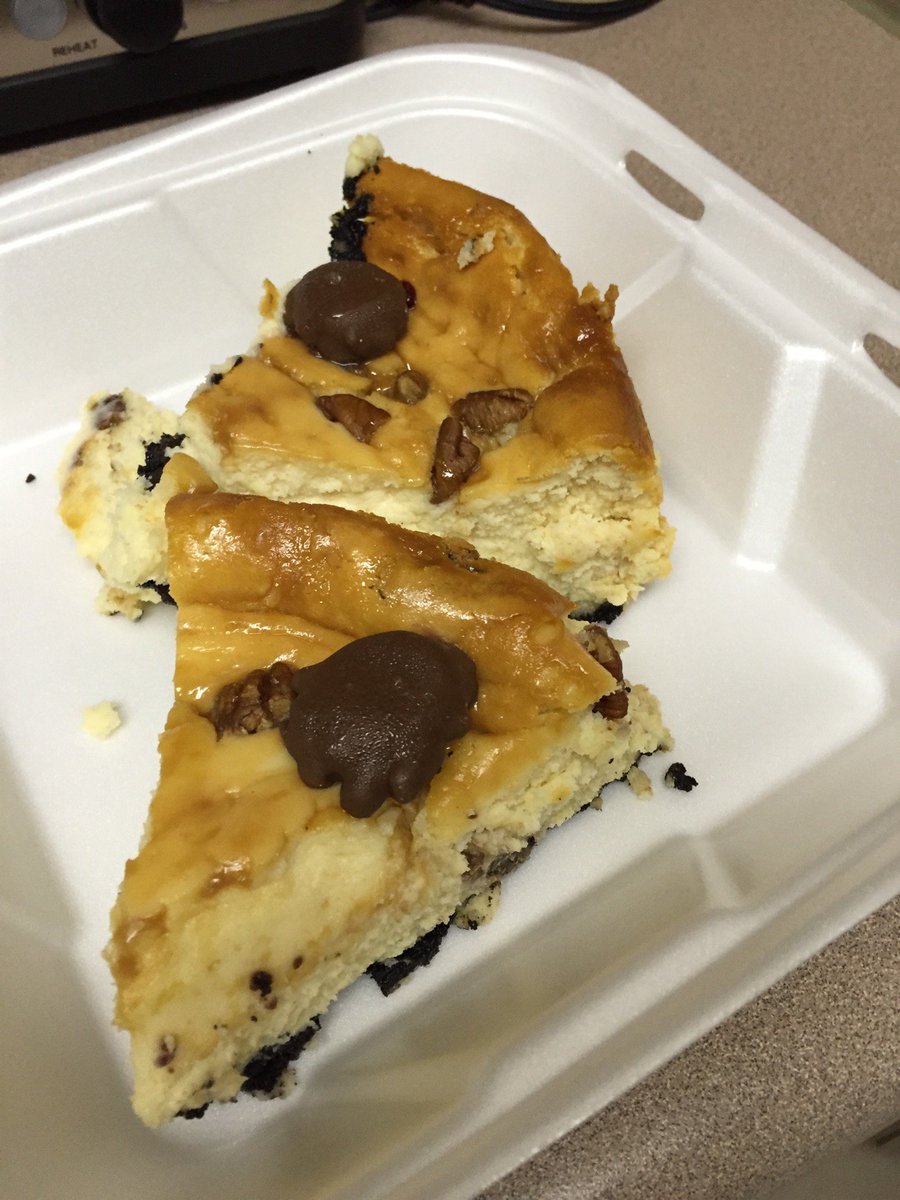 RoniCme's tweet image. Had to make a pit stop for some Turtle Cheesecake #PreChristmasTreat (@ Evergreen Grill) swarmapp.com/c/2B4CUQUkJ1N
