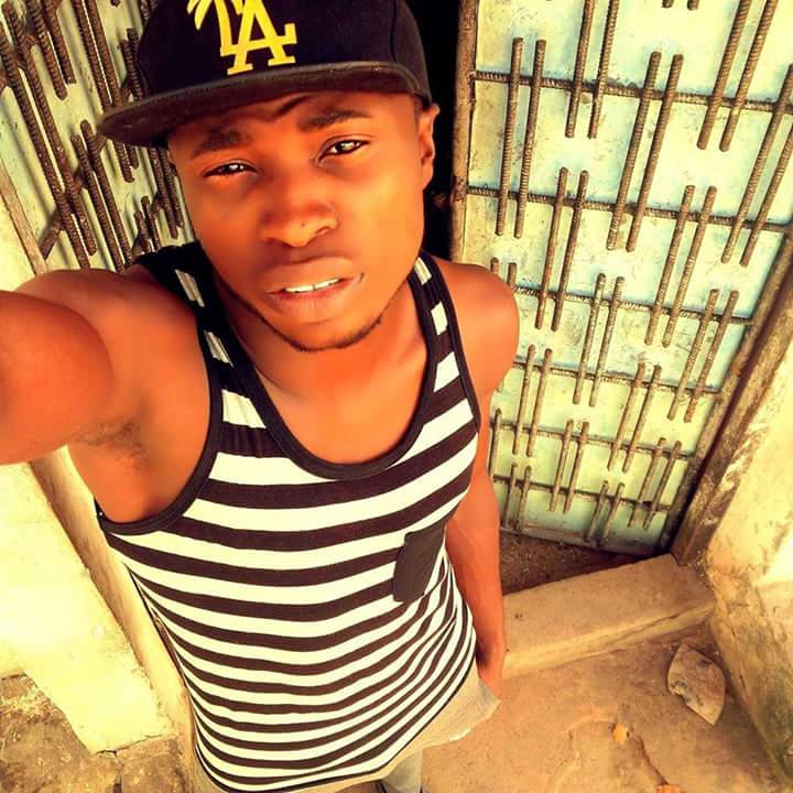 austine44444's tweet image. This guy is gay he moves about and set peoples up I will expose him to d world