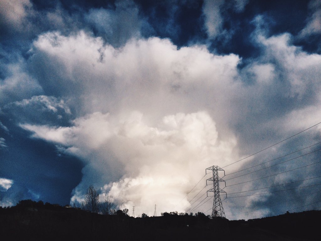 takeback86's tweet photo. Looks like El Niño is coming for Sacramento #abc10 #drinkyourcoffeeblack #vscocam #TornadoWarning  #sacramento https://t.co/XdEL8h8k2V