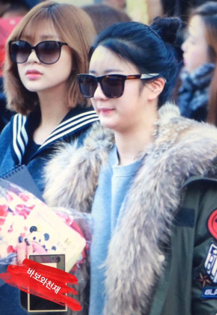 93linecom's tweet photo. 151225 뮤직뱅크 출근길 보미(@Apinkbm) Preview! 메리크리스마스🎅🏻 https://t.co/LSZC7MRimd