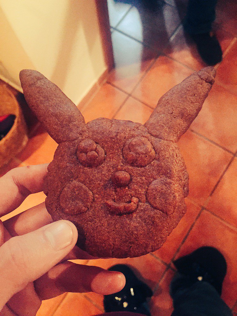Rubiu5's tweet photo. Galleta de jengibre creado por mi y mi hermana. Os presento a Pikaretard. https://t.co/2synOBU3dt