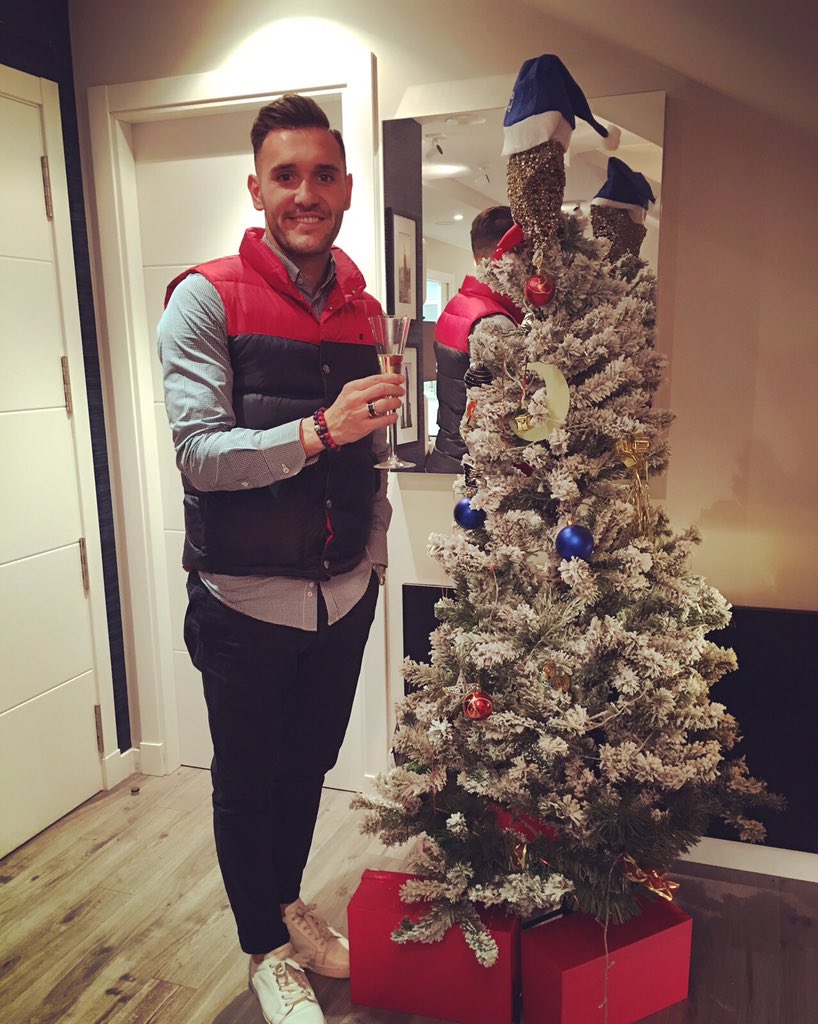 LP10oficial's tweet photo. Os deseo felices fiestas a todos, especialmente a los seguidores del @RCDeportivo. Brindo por vosotros. Salud! https://t.co/lKcZY2yUCv