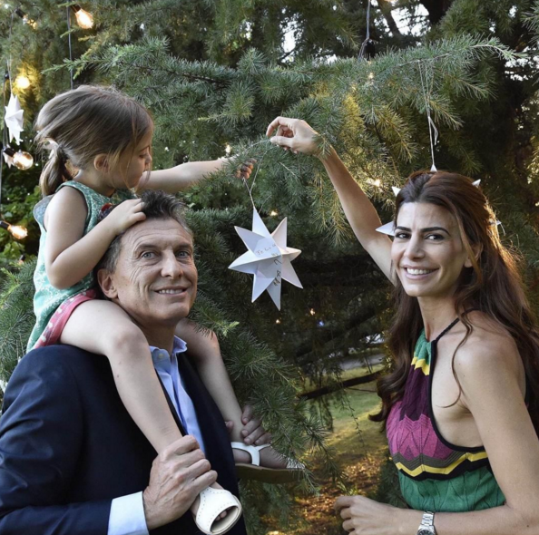 C5N's tweet image. .@mauriciomacri subió una foto a su cuenta de Instagram con el arbolito junto con su esposa y su hija