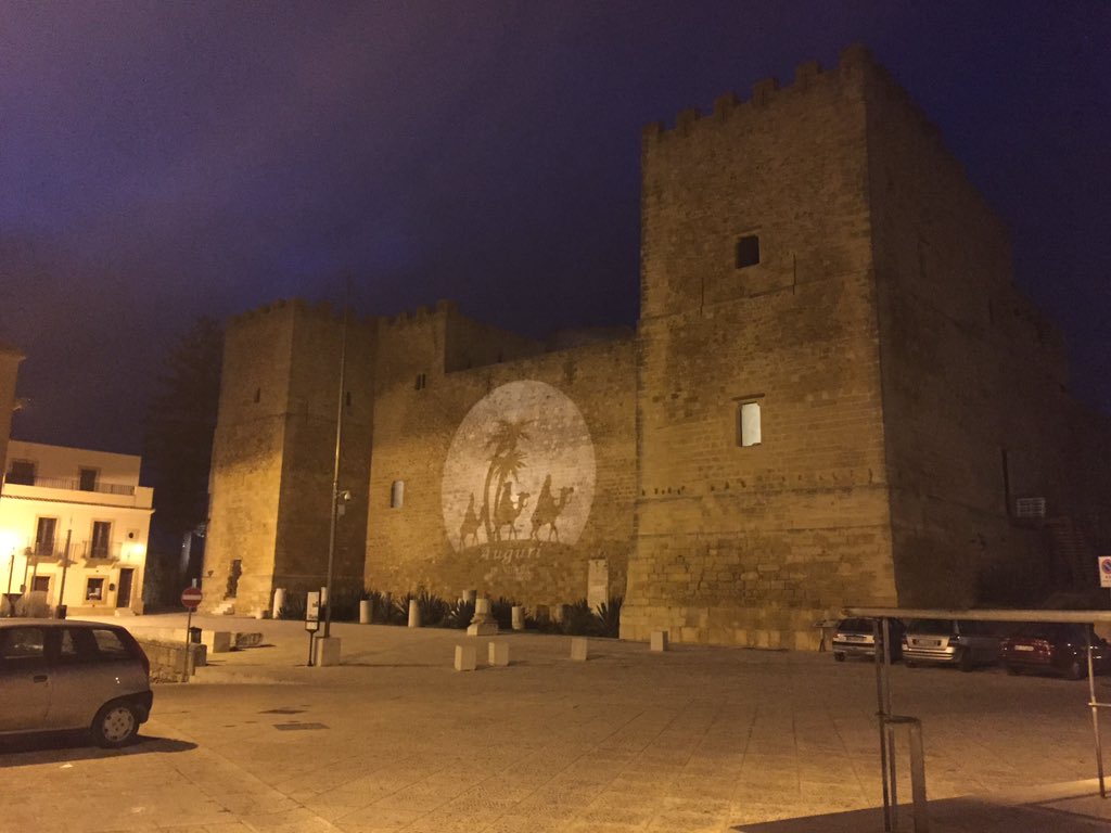 fulviobivona's tweet photo. #auguri dal castello Svevo Normanno #borghid'italia https://t.co/rHjv0XzZdf
