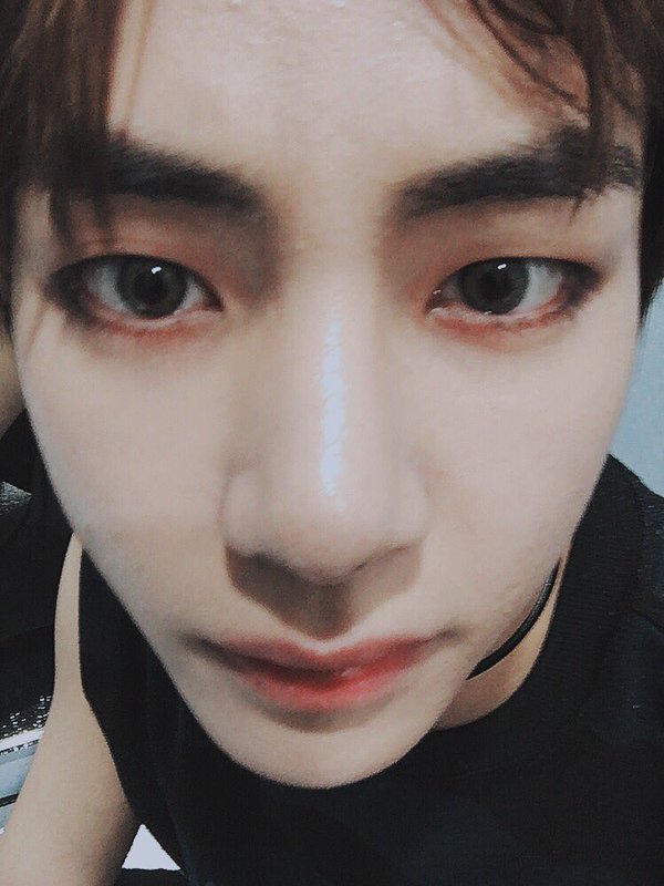 Bts_VTaeTae30's tweet photo. 한쪽에 쌍커풀이 자리를 잡은거같습니다 아무리 지울려고해봐도 없어지지가않습니다 그냥 이렇게 살아야할것같습니다 21년 쌍커풀없는삶 고마웠고 새로운 모습을 보여드리겠습니다 여러분들도 거절하지말아주세요 감사합니다 https://t.co/xVpQFKqXhh