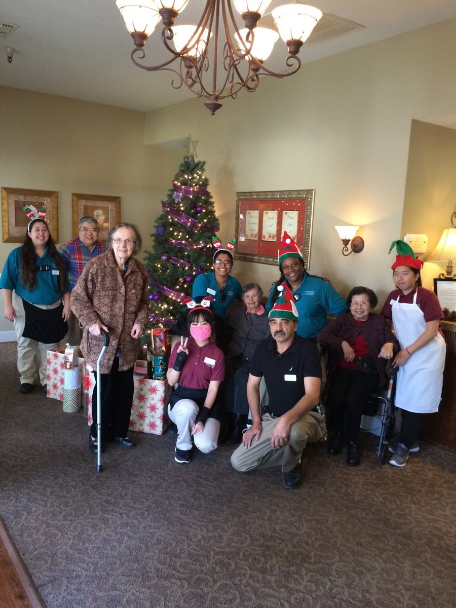 GreenhavenTami's tweet photo. @GreenhavenTami @FrontierManage @GreenhavenALF  #FrontierCulture Residents &amp; staff alike celebrating gift of giving https://t.co/mAtnxAwiIa