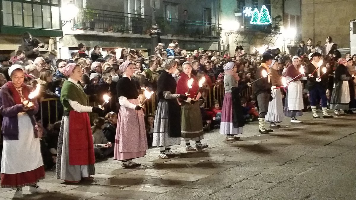 santamasak's tweet photo. Eguberri on danoi ta besarkada estu bat aulki hutsak dittuztenei. Gora jaixak! #EzGazDanok #OleOlentzero #STM15 https://t.co/yJ7NcmtQ6p