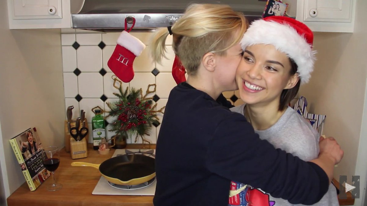 ky1erbro's tweet photo. cause of death: hannah and ingrid being cute. https://t.co/QYhLDemuhB