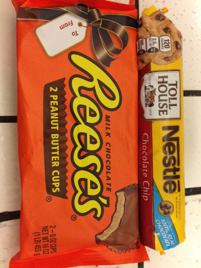 SeasoningNSalt's tweet photo. Something I made for tonight's Xmas eve party! @ReesesPBCups @Nestle https://t.co/6UVO0NinGJ