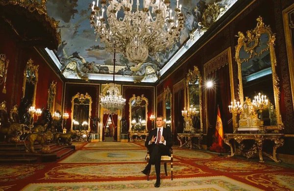 nachoroad's tweet photo. Ha dicho "austeridad" desde este salón de oro y plata. Desde la habitación de al lado se reía Letiza. #AdiósFelipeVI https://t.co/sKdfbWEkaZ