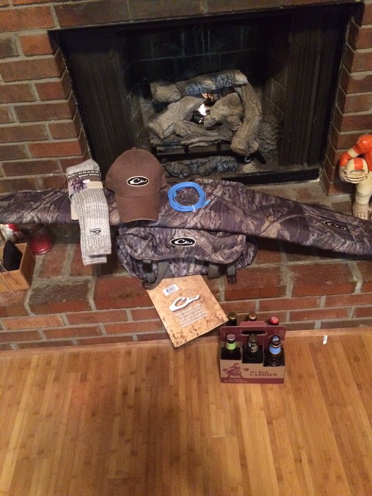 RoBeRtChUmNeY's tweet photo. Allow me to introduce you to the country boy starter kit!! #drakefordays #countryboyliving https://t.co/sjY56HwNTh