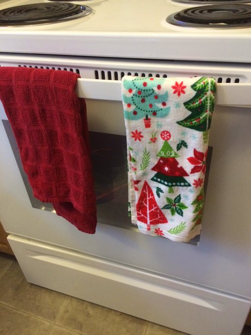 cute lil christmas towels ❤️💚❄️🎄 https://t.co/fAdW77QUT2