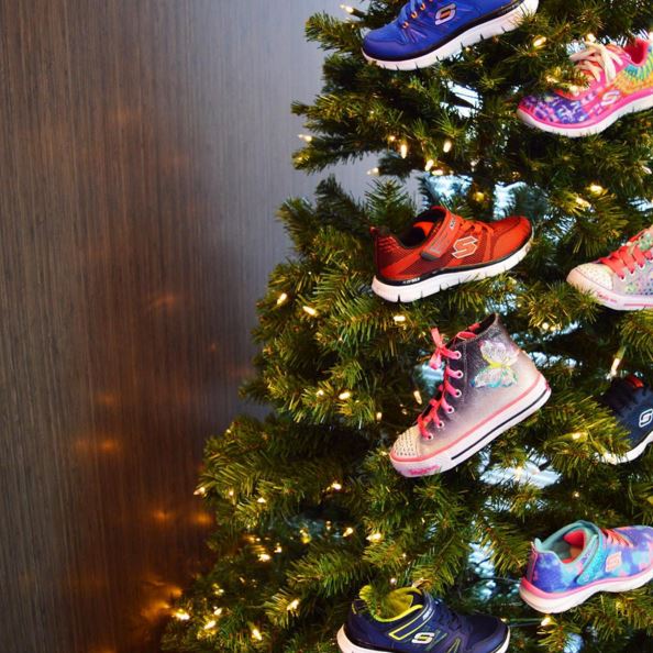 apretón fricción Loza de barro SKECHERS USA on Twitter: "A Christmas tree #SKECHERSkids dreams are made  of. Which style will be waiting under your tree? https://t.co/DuVvyZyWUH" /  Twitter