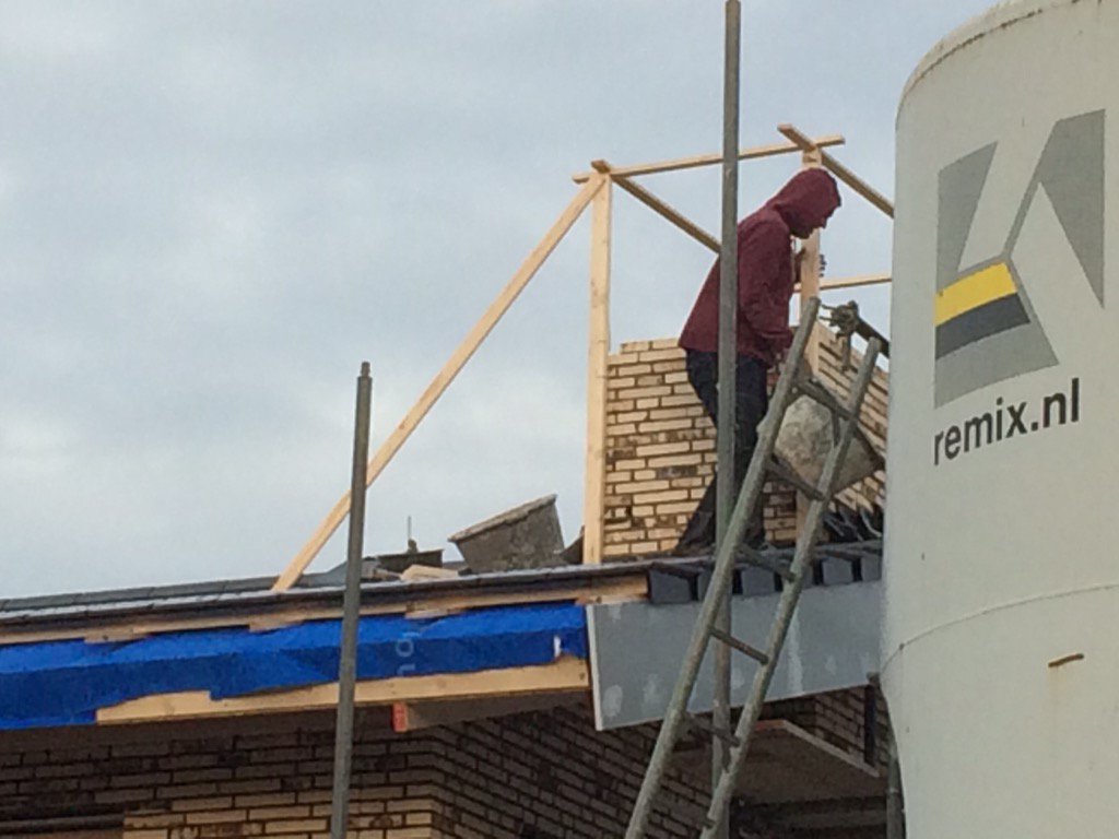 Voor de kerst nog even de pannen en de schoorsteen erop bij Fam Jonkers #jacobinactie#