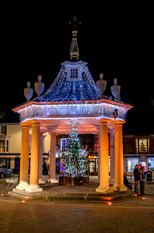 oneimageaday's tweet photo. Christmas Eve Beverley Market Cross: https://t.co/eDsB42AvJm https://t.co/w9otAAeTrD