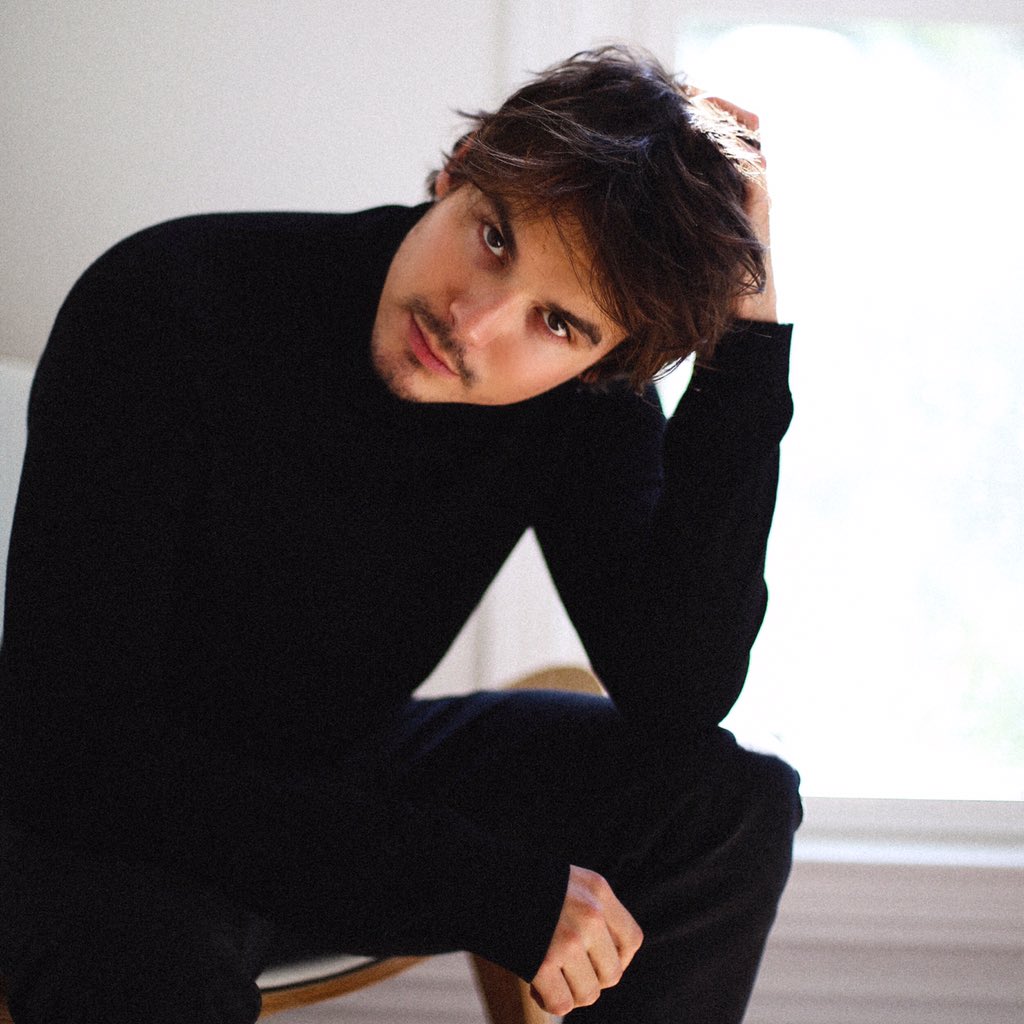 KZeier83's tweet photo. @rai034 RT @tylerjblackburn merry + happy everything! wishing everyone a great holiday!🎄⭐️✌🏼️ https://t.co/NcasR4EdY0