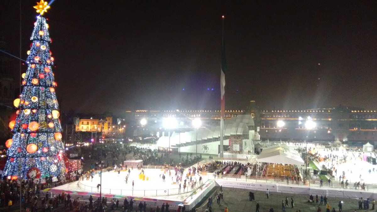 manuelnietoh's tweet photo. Les deseo una muy Feliz Navidad, que la pasen en compañia de familia y amigos #Zocalo #CDMX #FelicesFiestas https://t.co/Udawoc3RCl