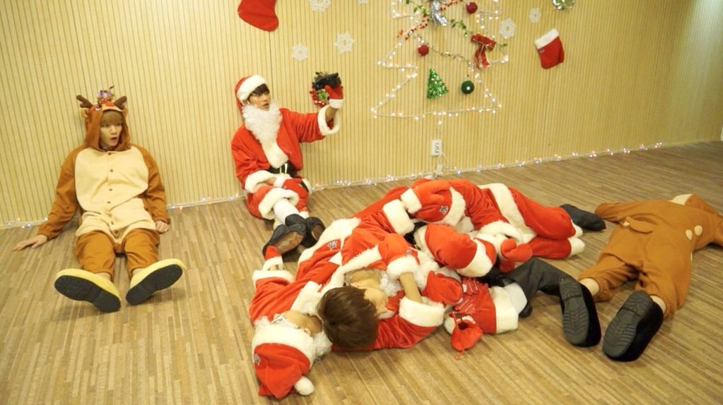 ChoiNiki's tweet photo. that moment when I wonder where is leo(・◇・)/ HAHAHA #VIXX #LEO #Leoisme #Menlife #Mealways ❤JTaekwoon❤ (^ω^) https://t.co/A7KgbeJ1Sk