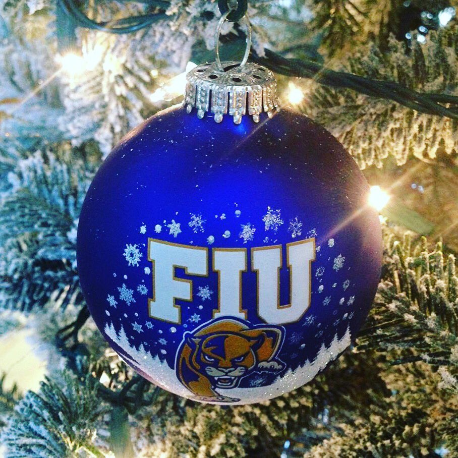 SJMC_Alumni's tweet photo. Happy Holidays and a Happy New Year from your FIU-SJMC Alumni Network! #FIUSJMC #FIUAlumni #HappyHolidays https://t.co/nlHrOEUkzA