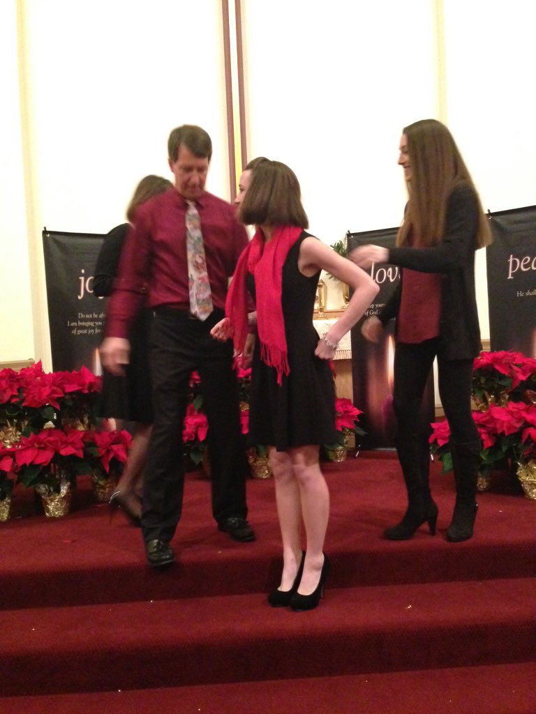 jordyngum's tweet photo. The process of taking a Gum family Christmas photo. https://t.co/GwXml2ShGe