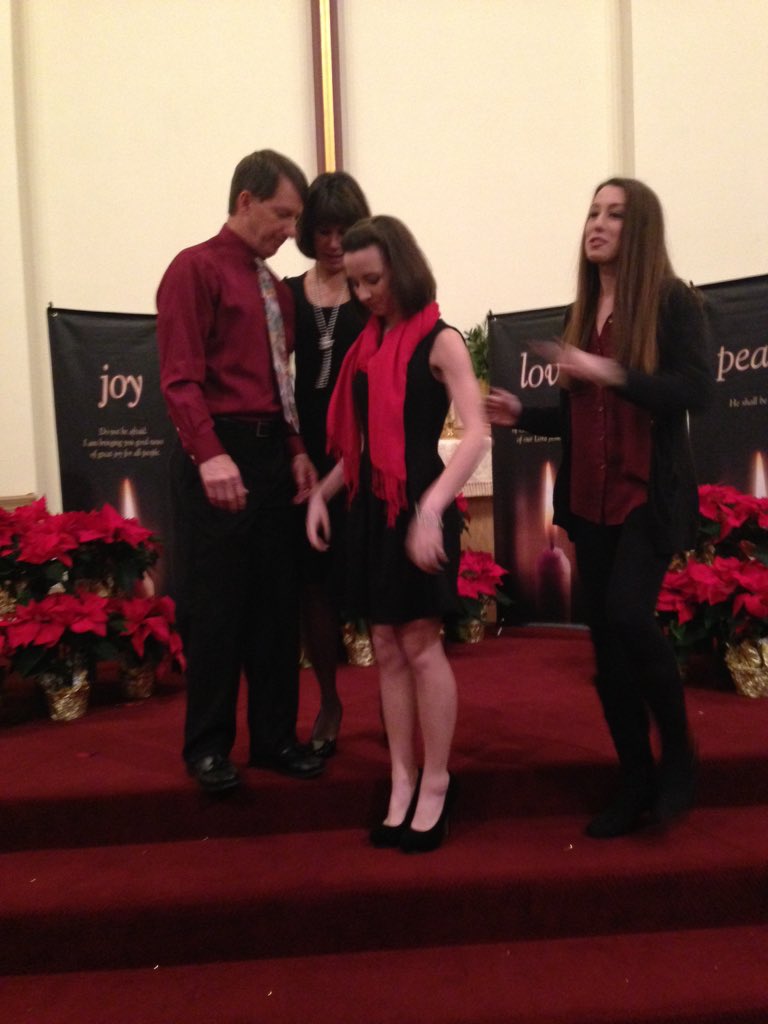 jordyngum's tweet photo. The process of taking a Gum family Christmas photo. https://t.co/GwXml2ShGe