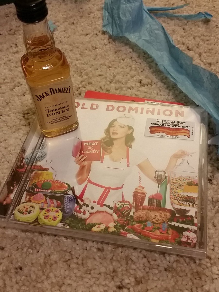 CarrieMcCarvill's tweet photo. @OldDominion Merry Christmas to me! #IGrowFest https://t.co/WBXQpEWNoq