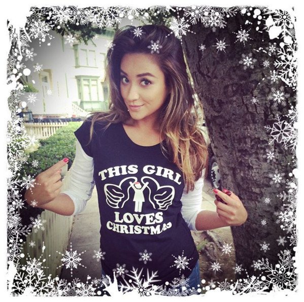 PLLonMax's tweet photo. Who has two thumbs and loves Christmas? @ShayMitch! #PrettyLittleLiars (via @imarleneking) https://t.co/uX0FnXzZRc