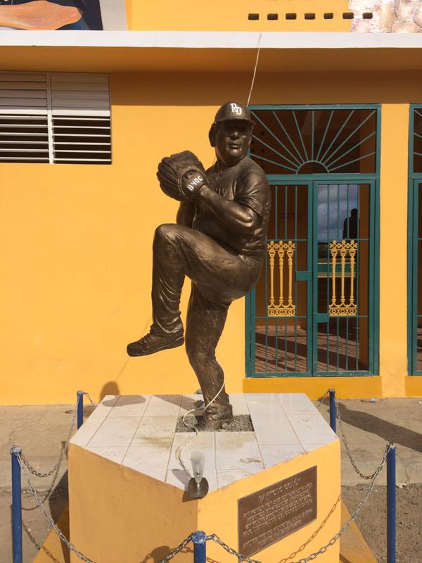 MLBMeme's tweet photo. Apparently there is a Bartolo Colon stadium (with statue) in the Dominican Republic!

h/t @baseballreddit https://t.co/0ks721hNsh