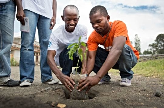 UNDP's tweet photo. Changing the world starts w/ #volunteerism. Get inspired by @LottaLei's blog: https://t.co/0N6Nxdx7XJ #GlobalGoals https://t.co/dJykFtMuek