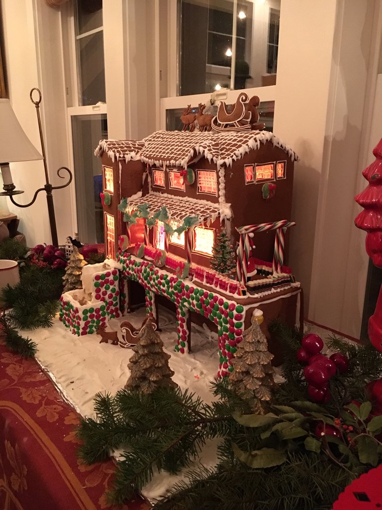 TheKikkomen's tweet photo. Every year, my mother makes a gingerbread replica of a house belonging to someone she knows &amp; gives it to them. https://t.co/Td3bdg5Hy1
