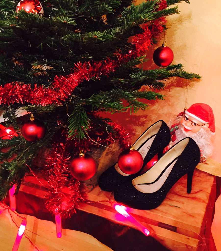 LTigona's tweet photo. Joyeux noël! Avec #lamorguemevasibien et #lesgensdenbas https://t.co/BzMjWozj3a