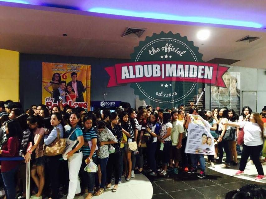 ofcaldubiloilo's tweet photo. First time to see a crowd like this. Kakakilabot. Thanks Kapusong Ilonggo!
#ALDUBMyBebeLoveSaPASKO https://t.co/O9G7GMGICJ