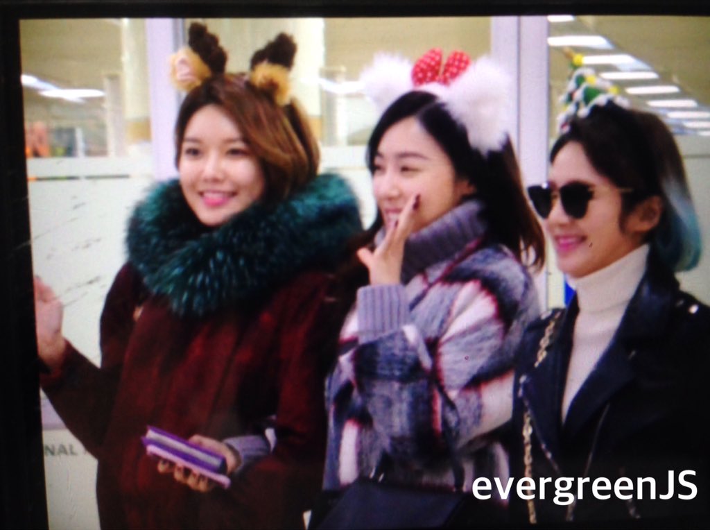 [PIC][25/26-12-2015]SNSD trở về Hàn Quốc vào sáng nay CXC_FweUMAAeEct