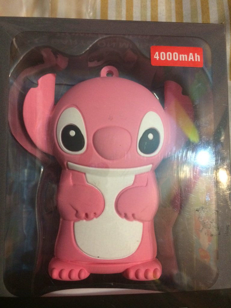L0stWhit3R4bbit's tweet photo. Admiren la power bank de stitch *-* https://t.co/D1IT5vuwq6