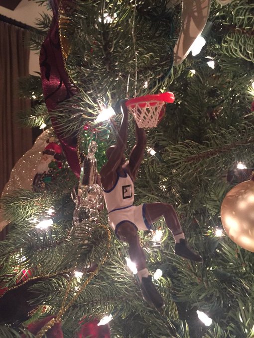 The best Xmas ornament I've seen ? It's Shaq! https://t.co/96fXHY5kEA