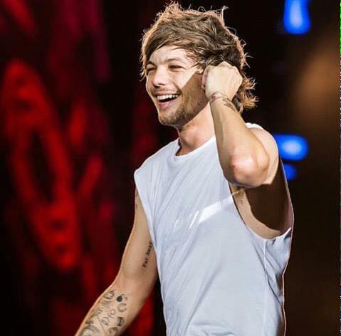 pandicornia88's tweet photo. #LouisTomlinson @Louis_Tomlinson #HappyBirthdayLouis #MerryChristmas1DFamily #louisbirthday #louis24 https://t.co/K5qXB9KBUE