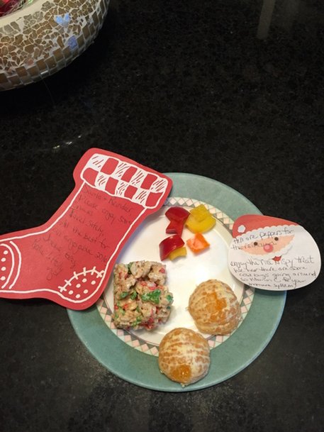 JacquelineBeres's tweet photo. Still believing in the magic of Christmas. Happy holidays, everyone! #snacksforSanta https://t.co/yvhVG321ft