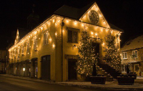 egtgolftours's tweet photo. It's #ChristmasEve and #Tetbury is looking all twinkly in this pic! Just one more sleep to go... #ChristmasCountd... https://t.co/lE6HmxzG8p