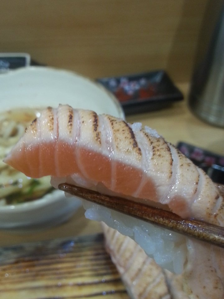 junesock's tweet photo. 토치로 겉만 익혀서 속은 촉촉하다 https://t.co/7CHJYOJwFx