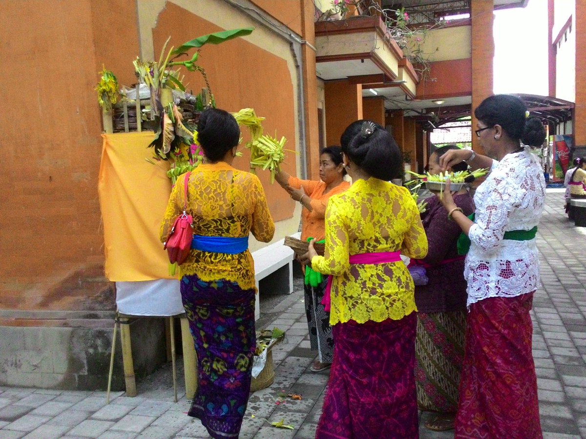 MedikomFEB_UNUD's tweet photo. Rangkaian acara melaspas Gd. BJ kampus sudirman FEB Unud https://t.co/jPBGfI79Sh