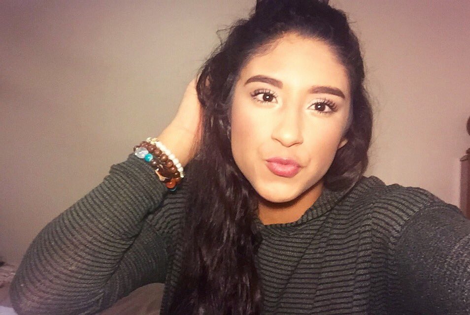 clariza_mendez's tweet photo. lil Christmas Eve selfie🎄😚 #kindaawk #ohwell https://t.co/qxkrmVDn60