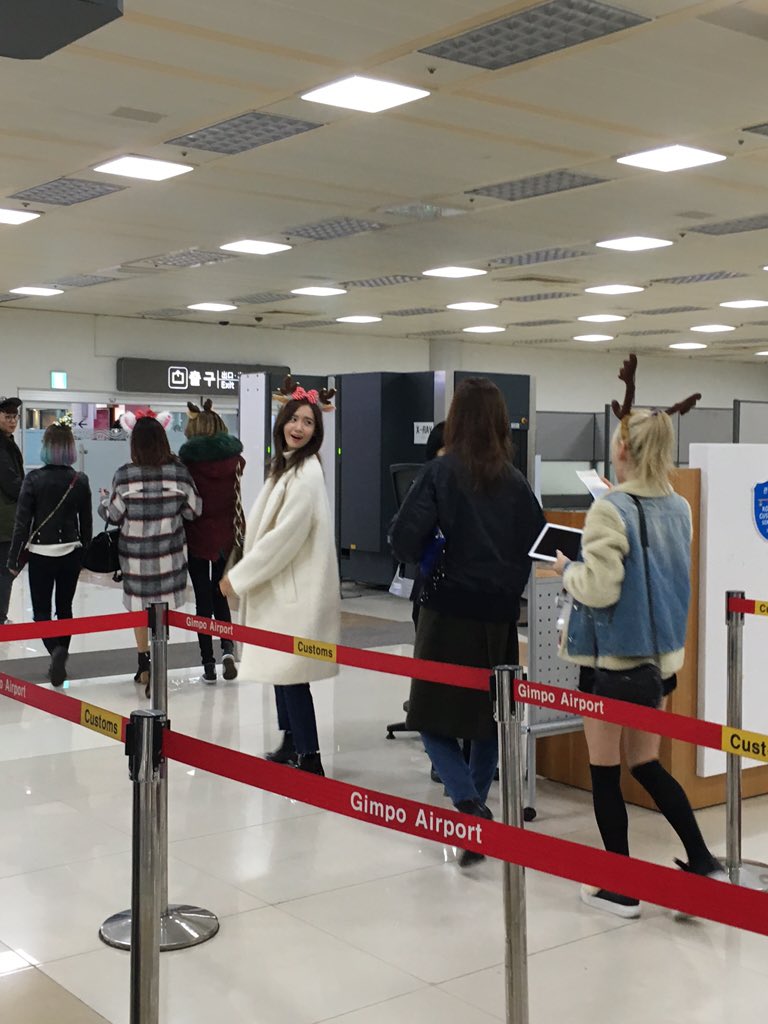 [PIC][25/26-12-2015]SNSD trở về Hàn Quốc vào sáng nay CXCweJ2VAAAax_g