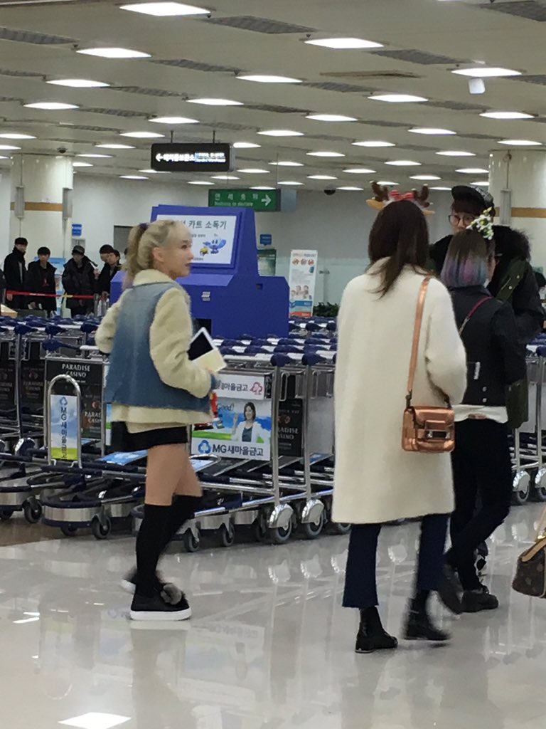 [PIC][25/26-12-2015]SNSD trở về Hàn Quốc vào sáng nay CXCweJhVAAIFSmC