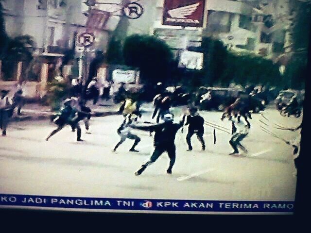 Itukan tv gue tuh"<a href="/Taufan_40/">Taufan Dz.A</a>: Masa lalu yng suram tak perlu disimpan,tapi apa daya kalau han. @boedoetcus Vs KG "