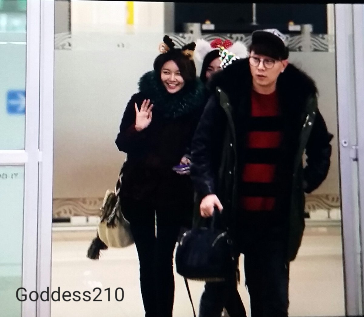 [PIC][25/26-12-2015]SNSD trở về Hàn Quốc vào sáng nay CXCyedGUsAACAW-