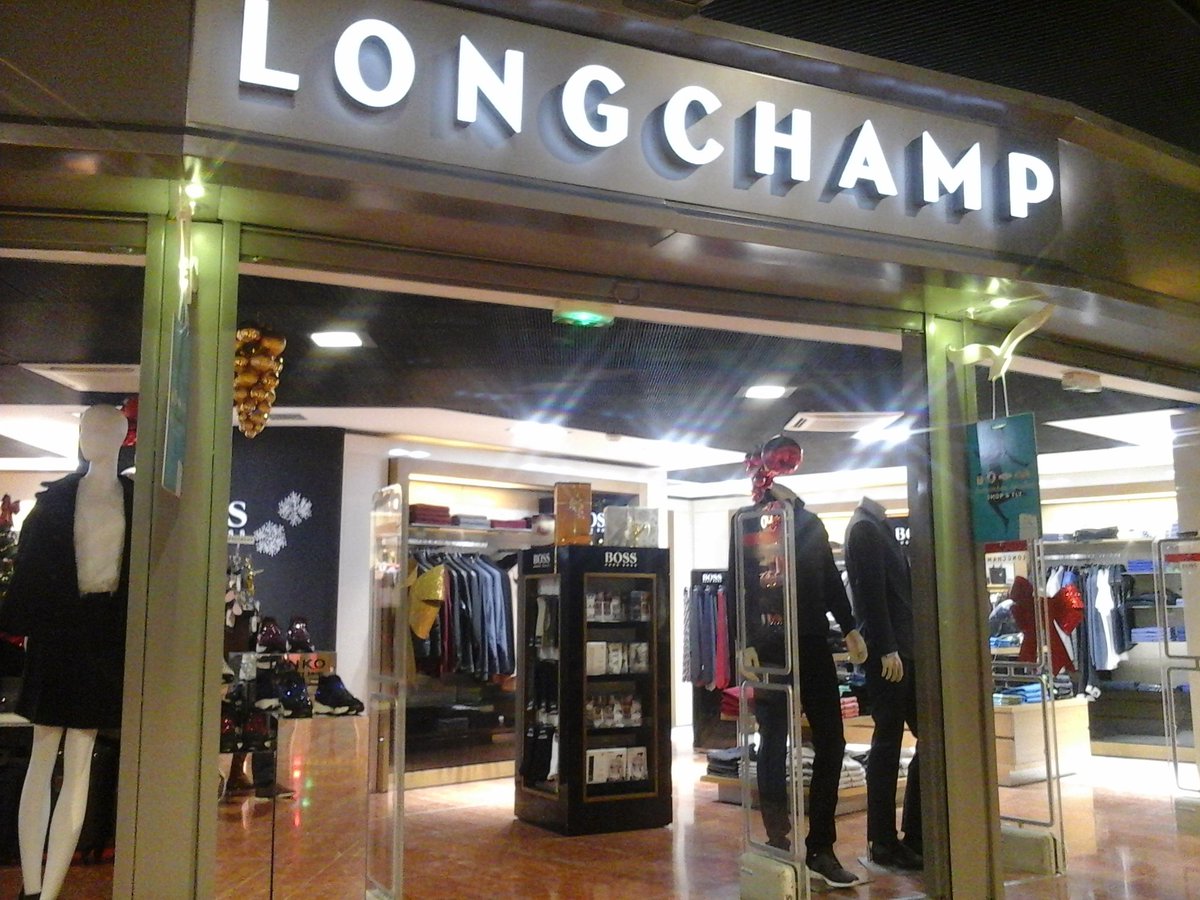 Waiting for boarding at #nice06 #airport to #Paris ! #marrychristmas #frenchriviera  #xmas Joyeux #noel !