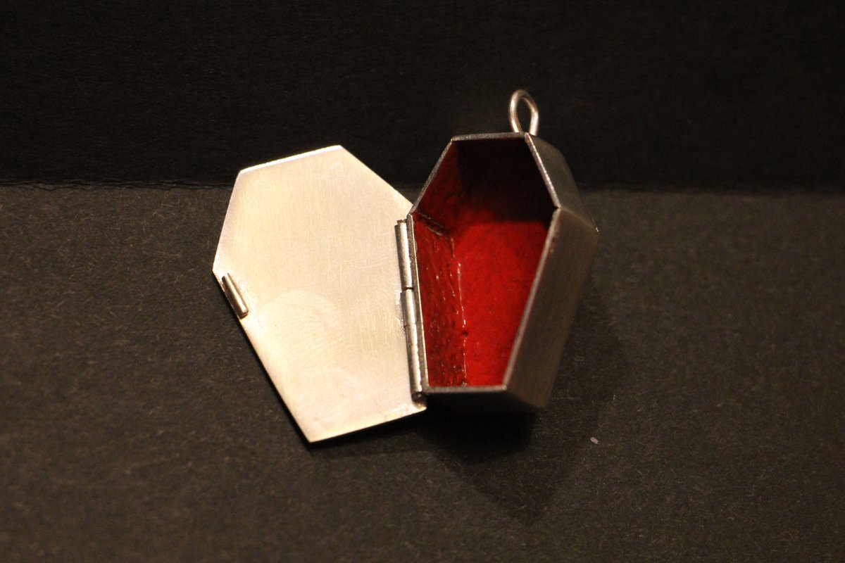 Strawberrywish's tweet photo. Here's the coffin necklace I made for @Juvialmel. #13Ms #metals https://t.co/1wSYzSFk4E