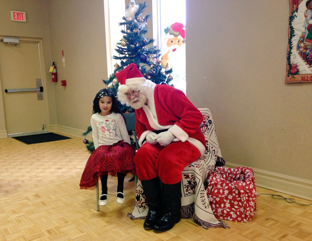 ABienek's tweet photo. I was going to delete this awkward photo until I saw that THE REAL SANTA IS BEHIND THE TREE #SantaSeesAll βοΈ https://t.co/aUsC3T7MQH