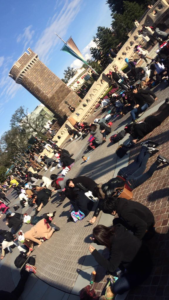 ディズニーランドはリア充に占拠されました→態度悪すぎるだろw
