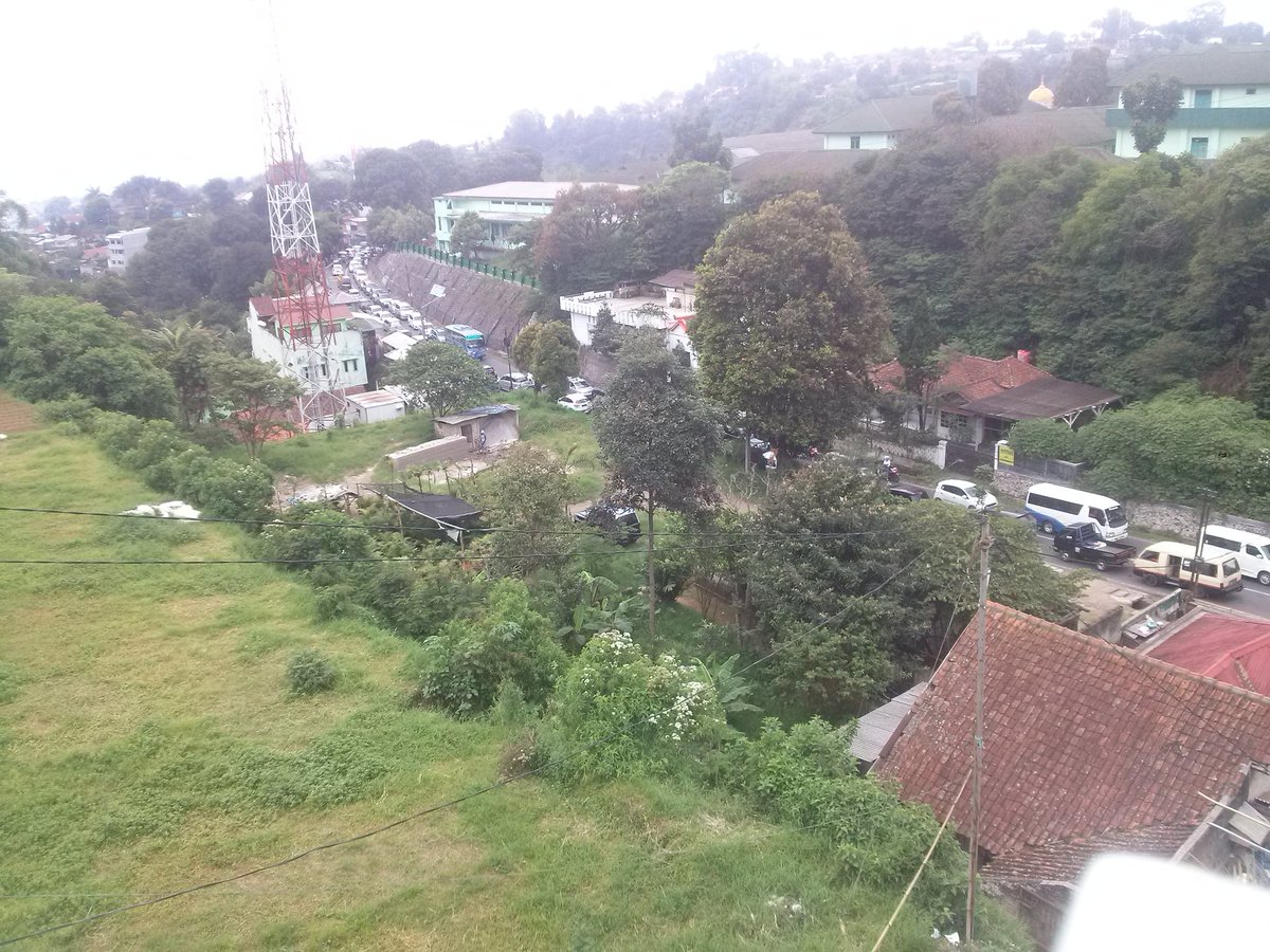 infobdg's tweet photo. #lalinBDG 13.04 : Lembang padat total ,  jalan alternatip pun sudah padat | @dendrirahmadi https://t.co/8S75NzyV9e
